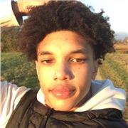 Professeur particulier donnant des cours de sport à vos enfants pour leur permettre de continuer à se développer et à s’amuser